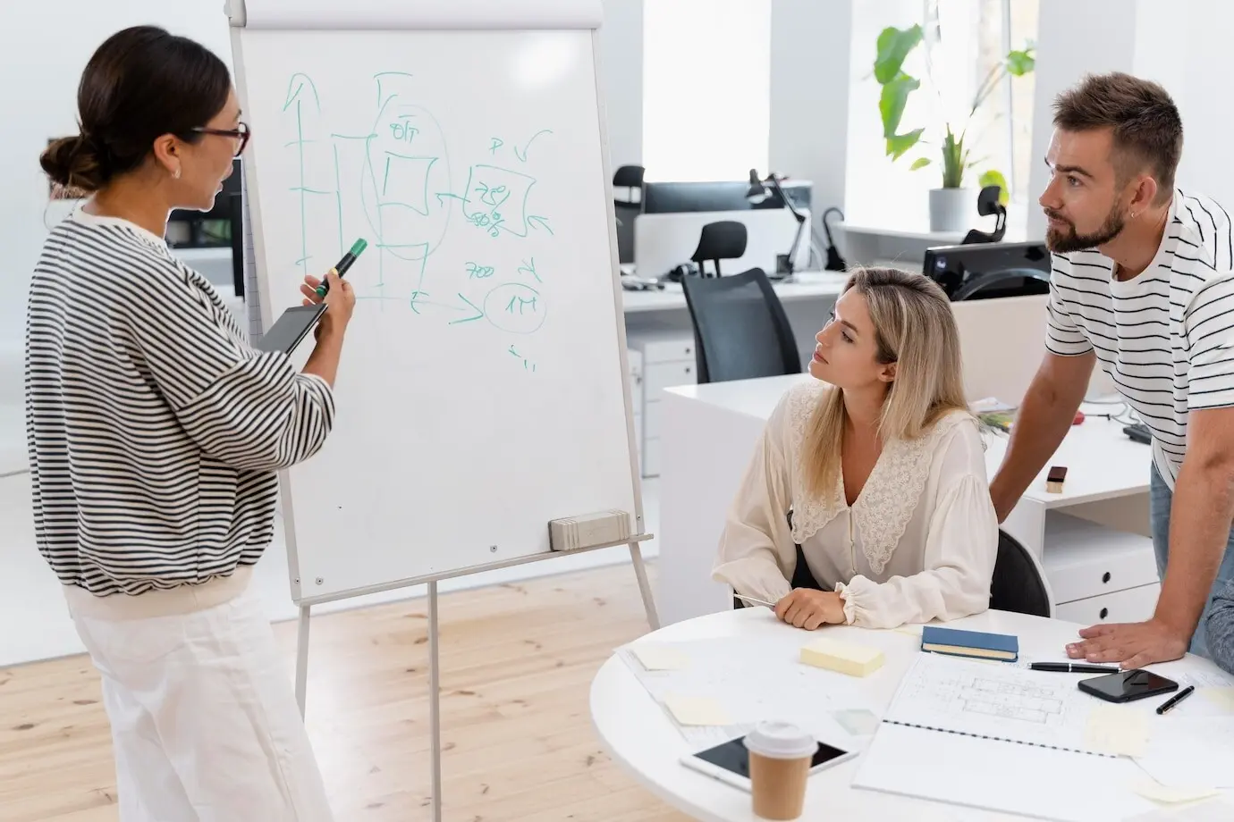 Крупный план молодых коллег во время встречи