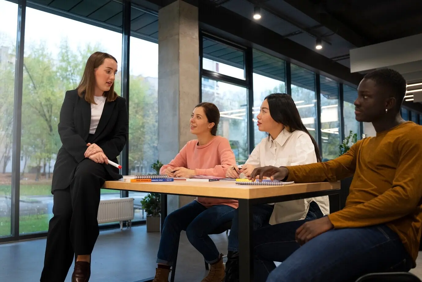 Общий план людей, исправляющих грамматические ошибки.